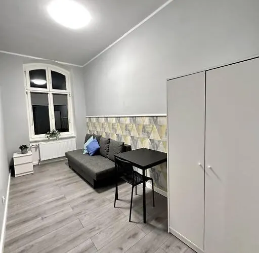 Duzy - Stare - 12 Osob - 6 Lozek *